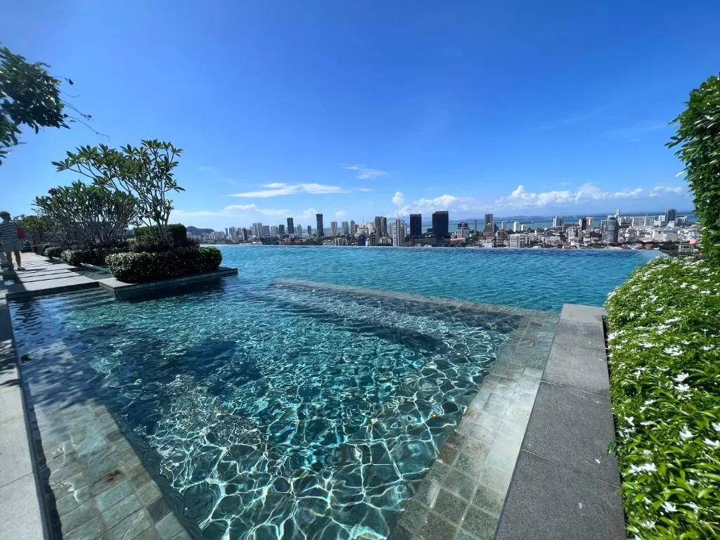 Contemporary & Stylish Suite#Georgetown#Sky Pool#2 BR, Living Room with Double Bed