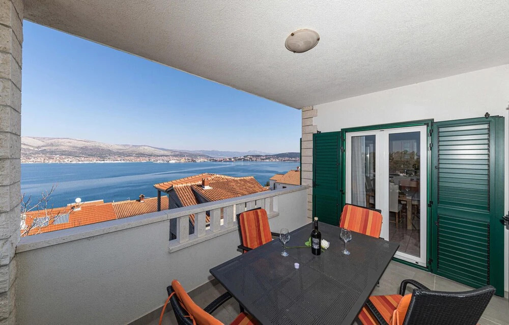 Beautiful Apartment in Okrug Donji With 4 Bedrooms, Wifi and Outdoor Swimming Pool