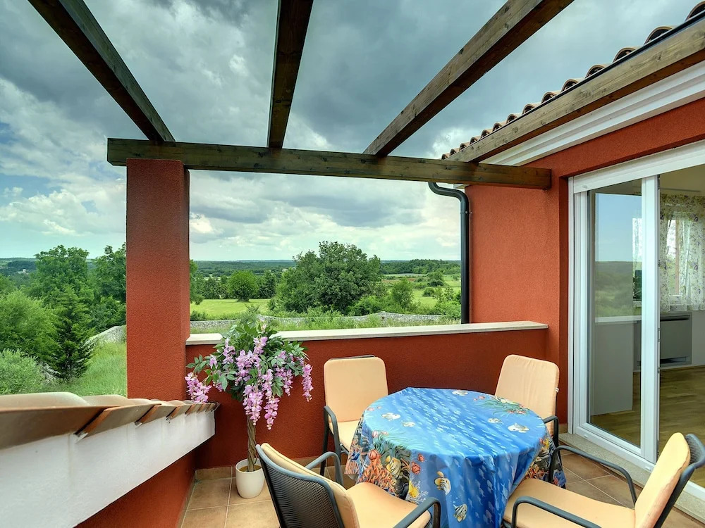 Villa in Bratulici With Pool Near Beach