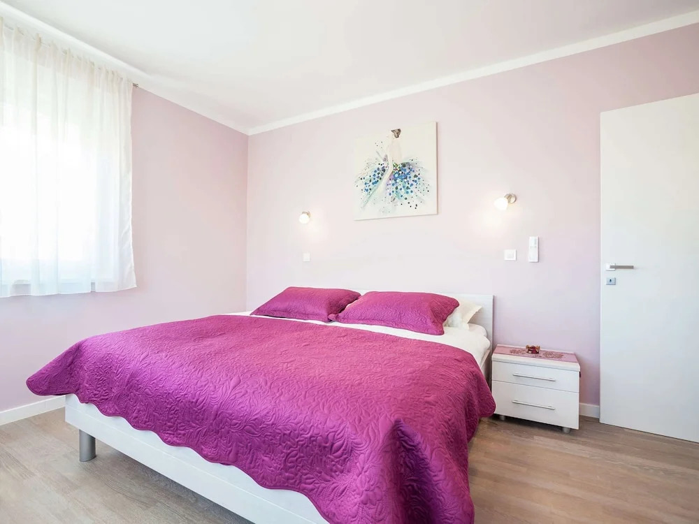 Modern Newly Built Apartment, Geat Location, Private Parking Space, WiFi