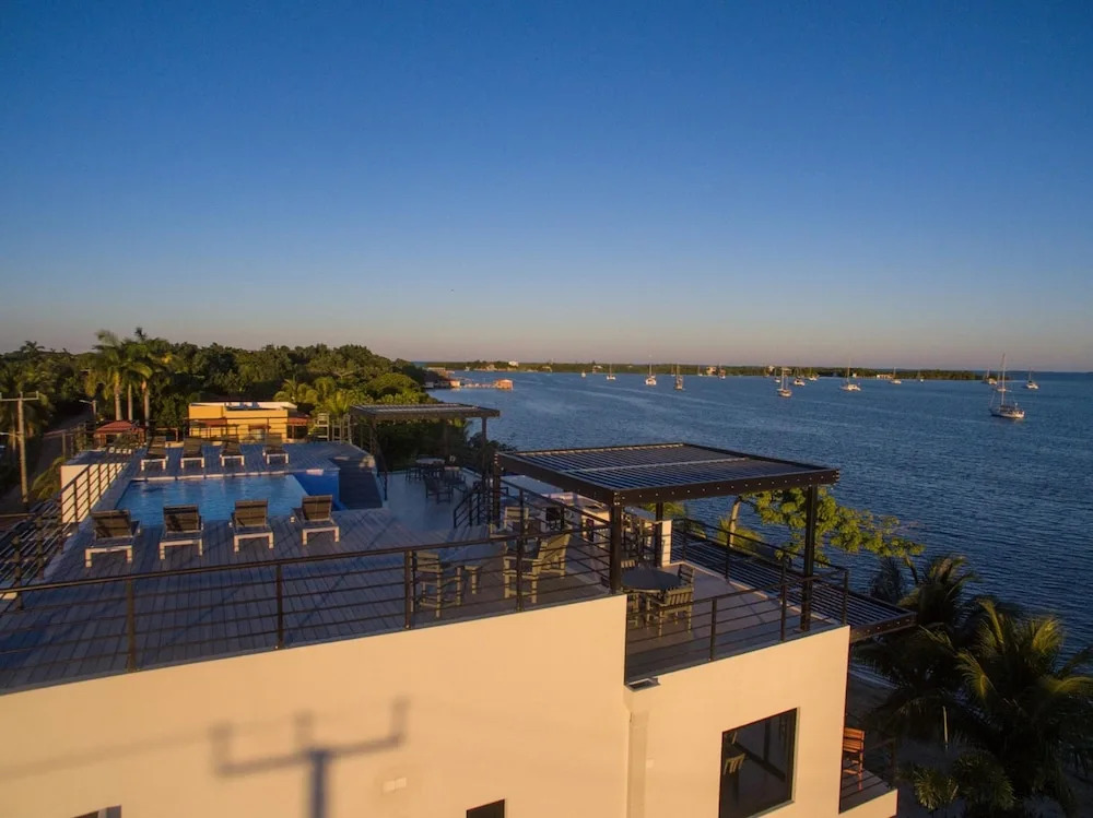 Sunset Gecko - Beachfront Condo Complex In Placencia Village