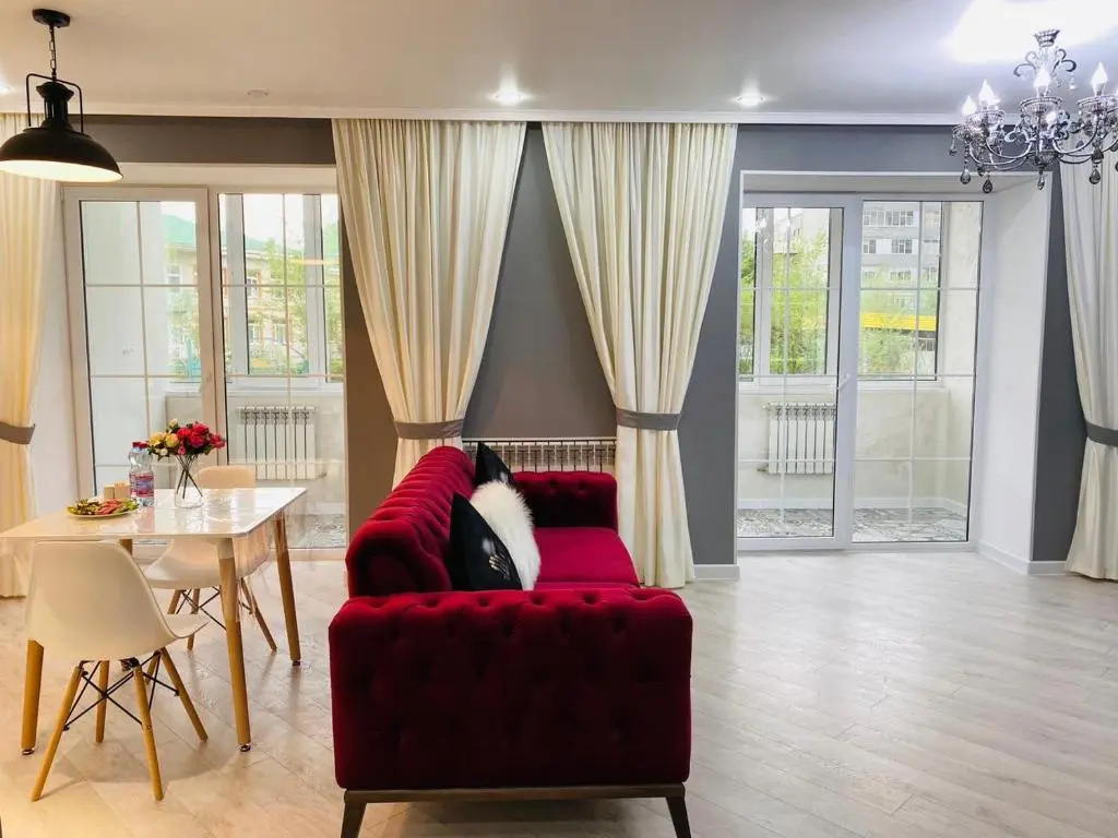 LUX 6 MKR dizajnerskaja komfortnaja studija s panoramnymi dver'mi i bol'shoj lodzhiej