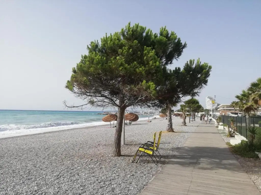 Côte d'Azur joli studio 50m plage, climatisation , parking.