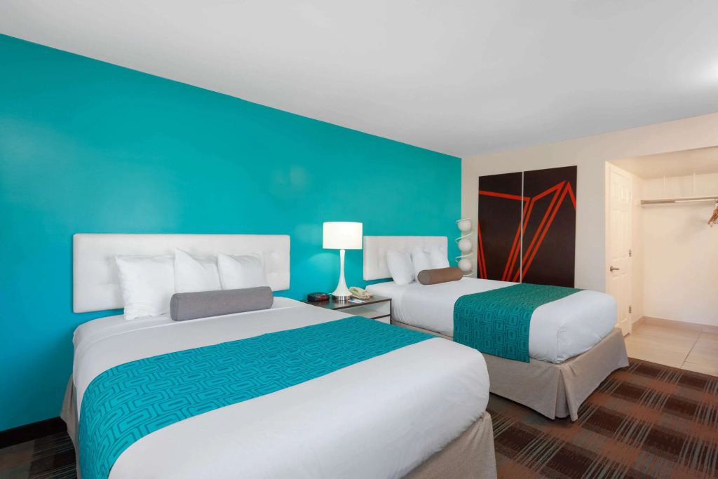 Howard Johnson by Wyndham San Diego Hotel Circle