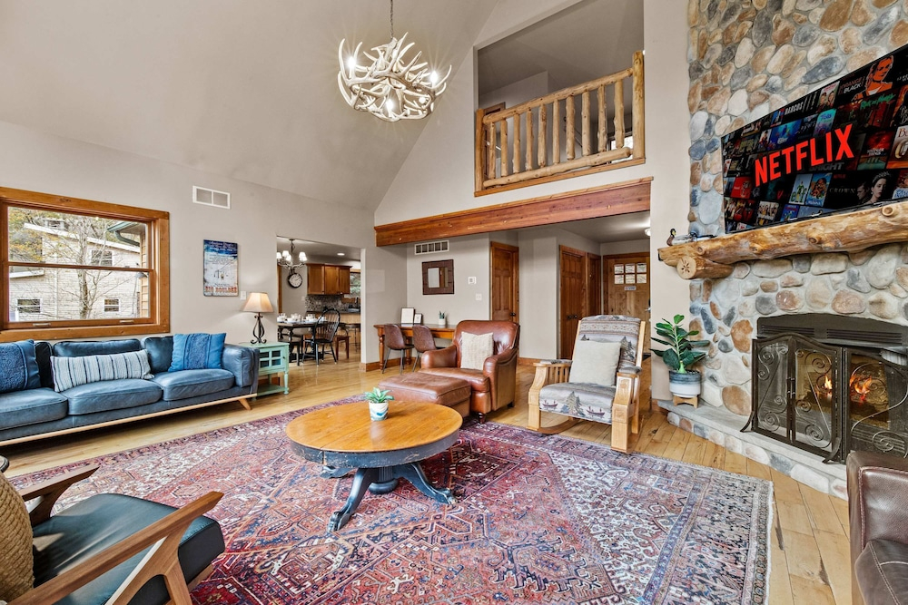 Fam-friendly Cabin Mins 2 Beach Ski w Hot Tub
