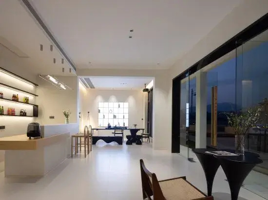 Three Lives and One Residence in Huangling, (Huangling Scenic Area Store)