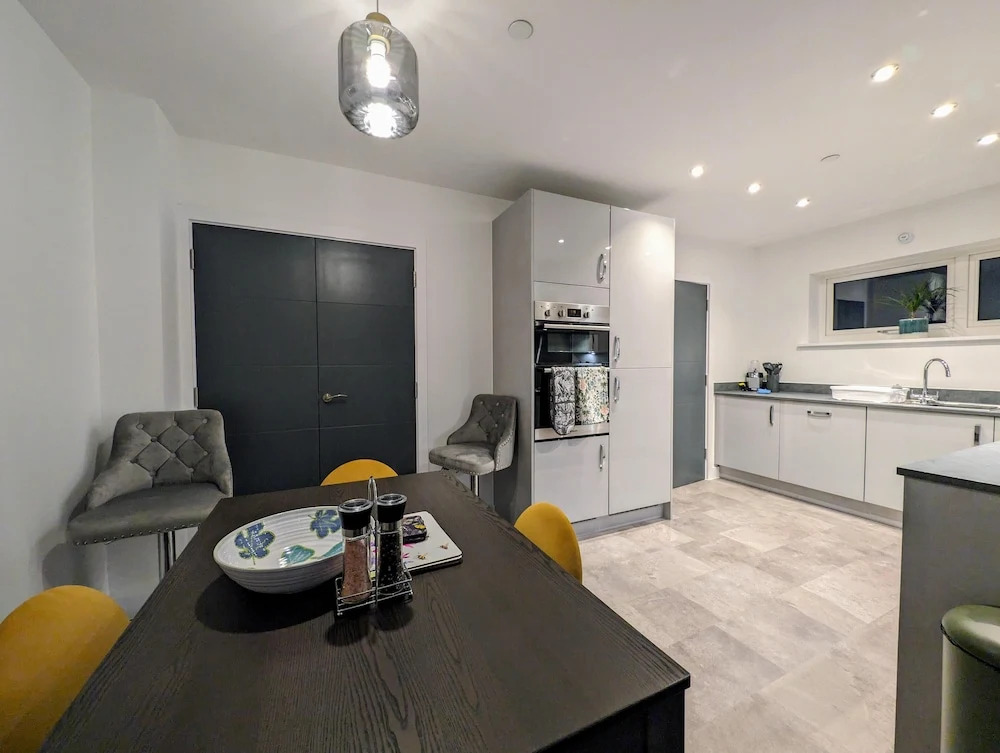 Charming 4-bed House in Newport