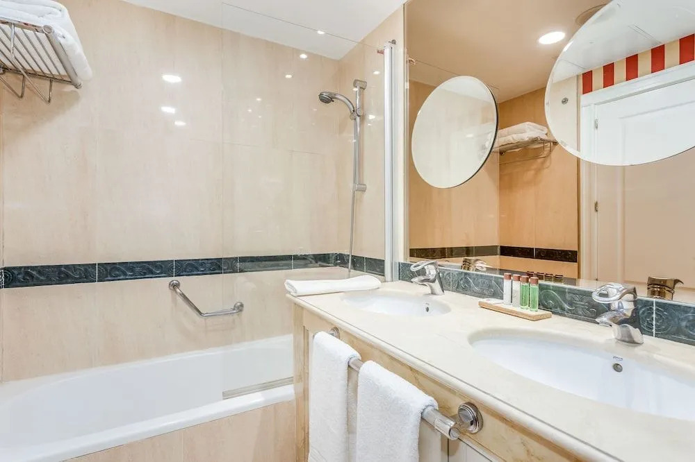 Apartamentos Guadalpin Suites