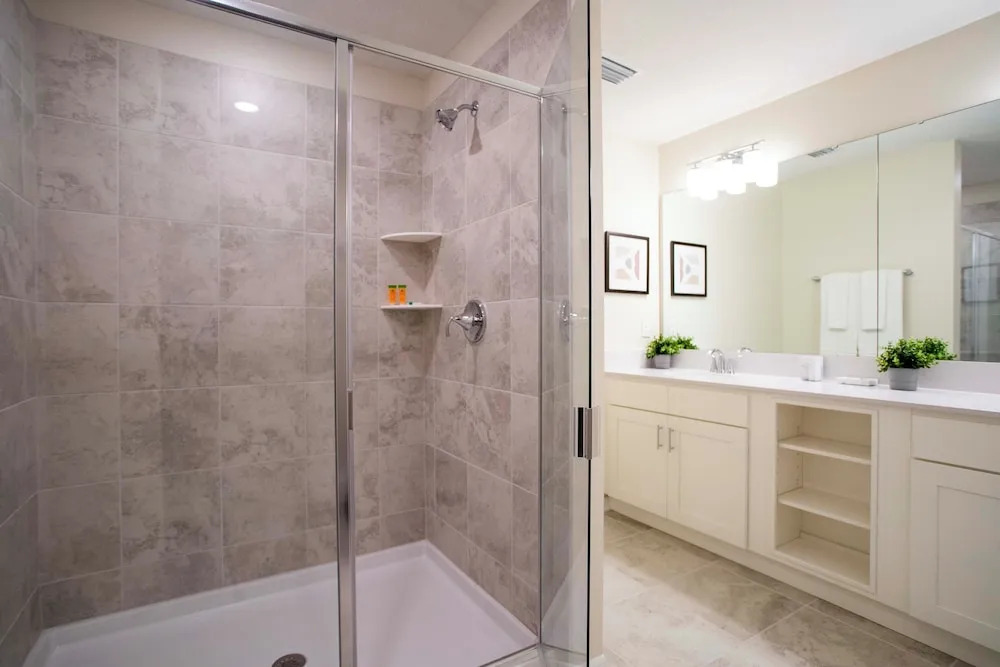 Luxurious 2 Bd Close to Disney Storey Lake 204 3131