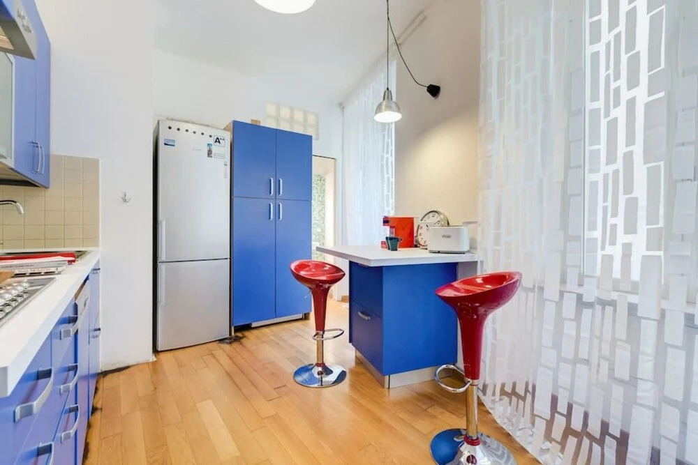 Extra Large Colorful Flat in Central Location!