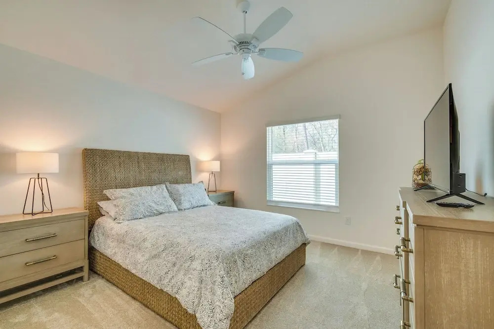 Pool Access, Patio & Grill: Sunny Florida Escape
