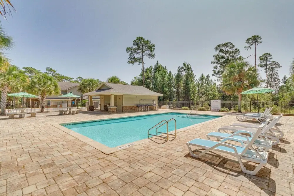 Charming Navarre Townhome: 5 Mi to Beach!