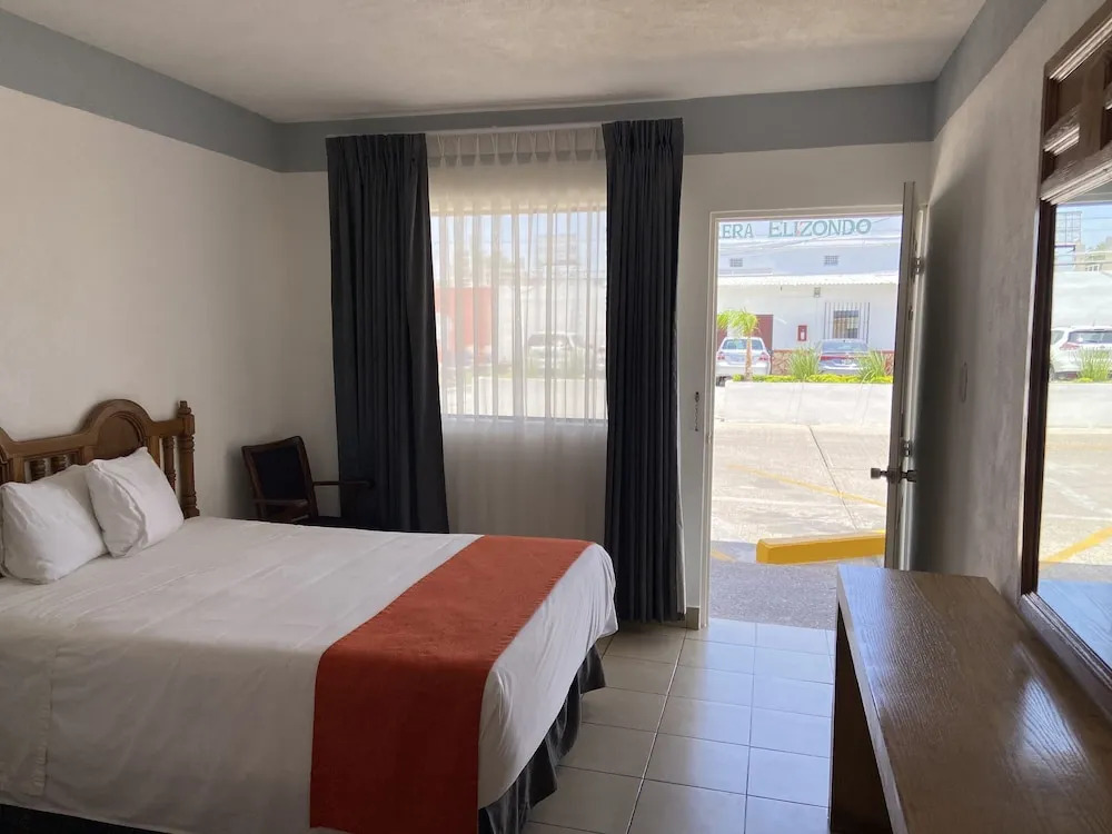 HOTEL LOS ROBLES