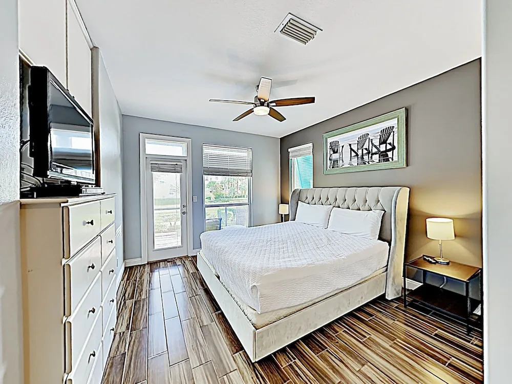 New Listing! Lakeside W/ Pool, Near Beach 4 Bedroom Home