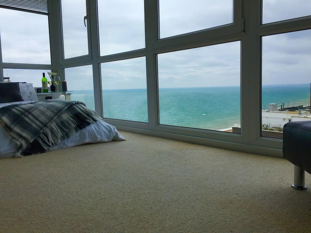 Isabella Penthouse 15th Floor, Seafront