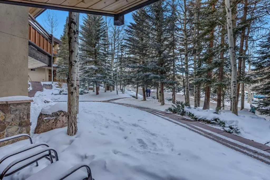 Laurelwood Condominiums Studio Premier Unit 201
