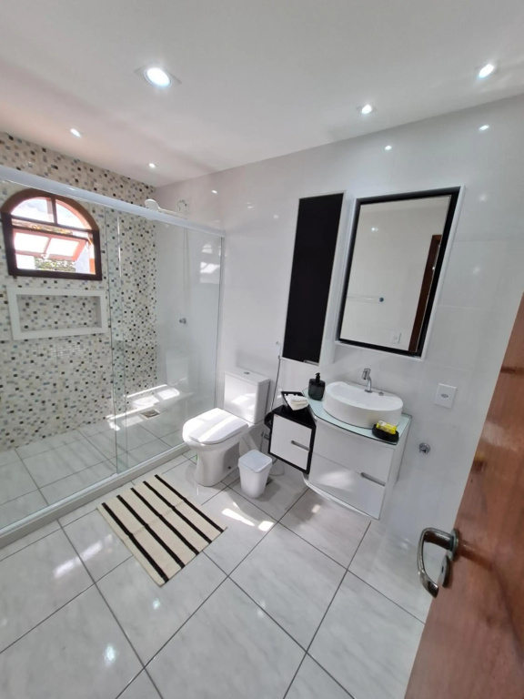 Lindissima Casa de Praia com Churrasqueira, 3 Qts-2Suites- 3 banheiros- Praia do Peró- Cabo Frio, Ótima localização com sala de jogos,Qdra de esportes, Parquinho para Crianças, Uma Qdra da Praia