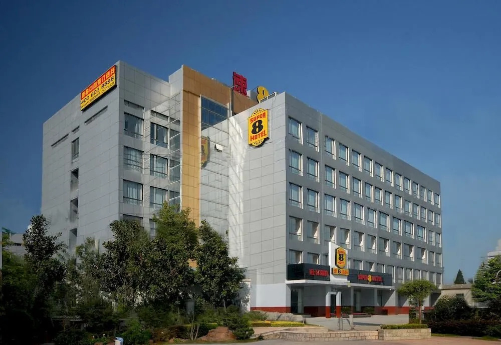 Super 8 Hotel
