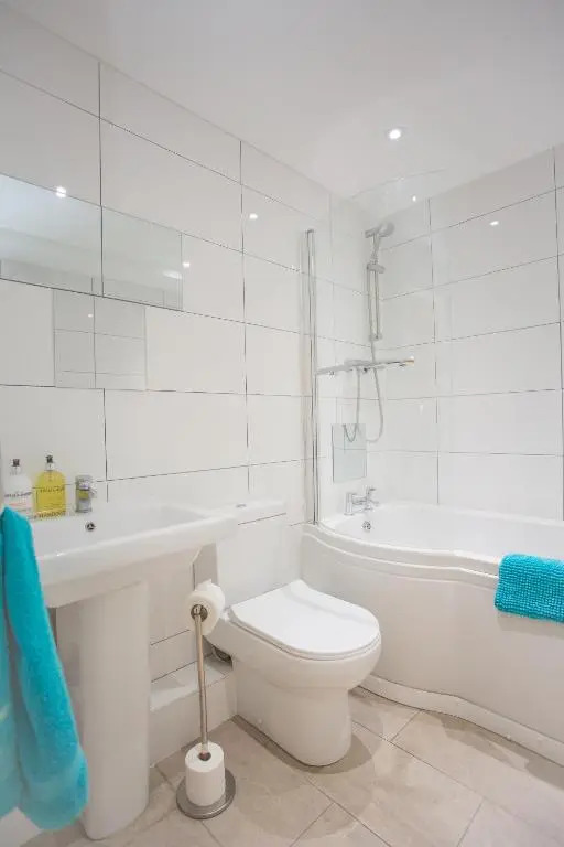 Gorgeous Central Studio with Balcony, 2 mins to Beach and Pier