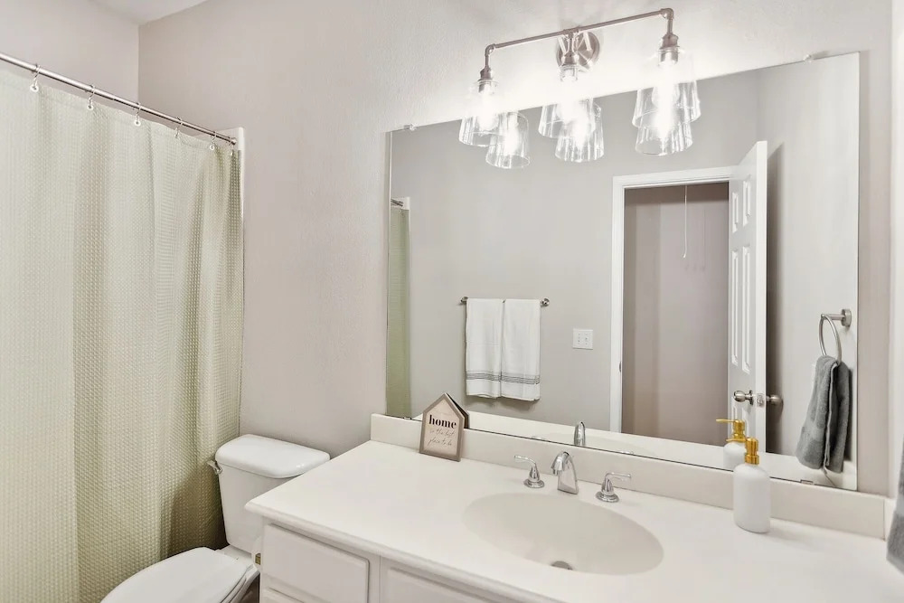 Family Fun Retreat: Pool & Entertainment Haven! 4 Bedroom Home by RedAwning