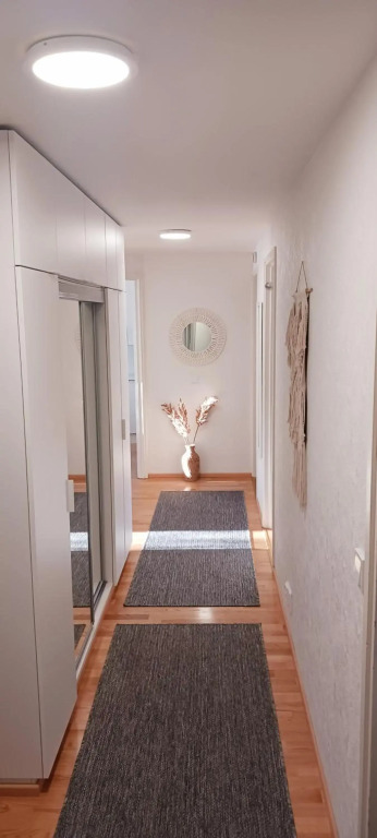 Tyylikäs yhden makuuhuoneen kohde luonnon lähellä