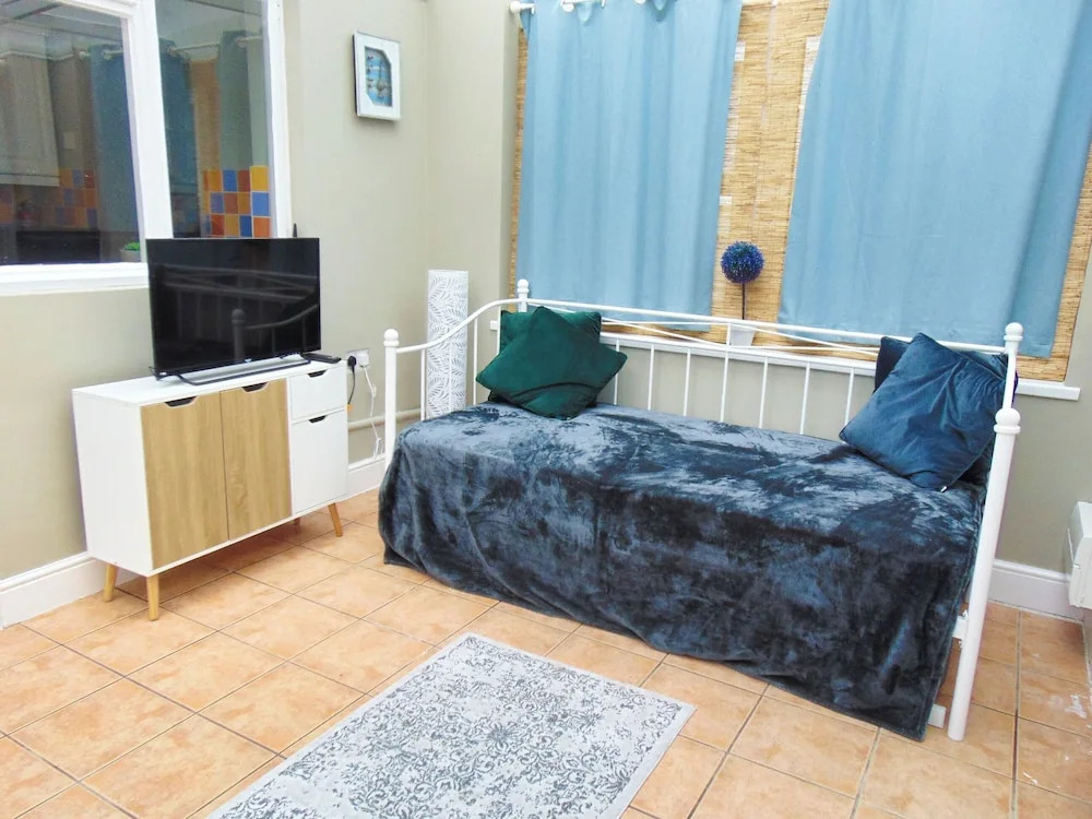 Large Bungalow - 3 Beds 2 Baths - Very Large Enclosed Garden - Dogs Stay Free