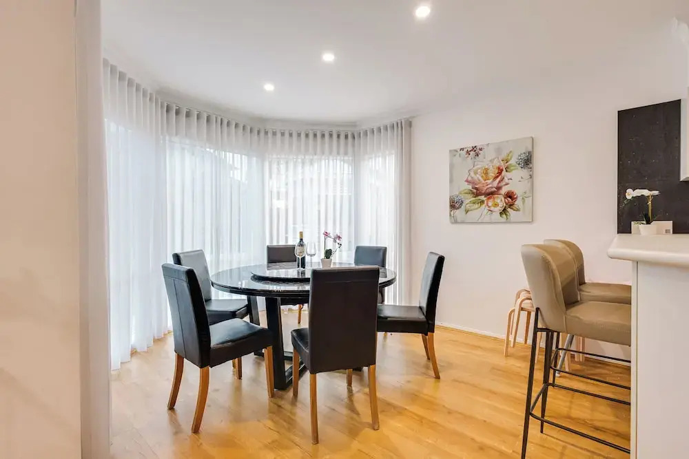 StayAU 6BRM Lakeview Villa Holiday Stay