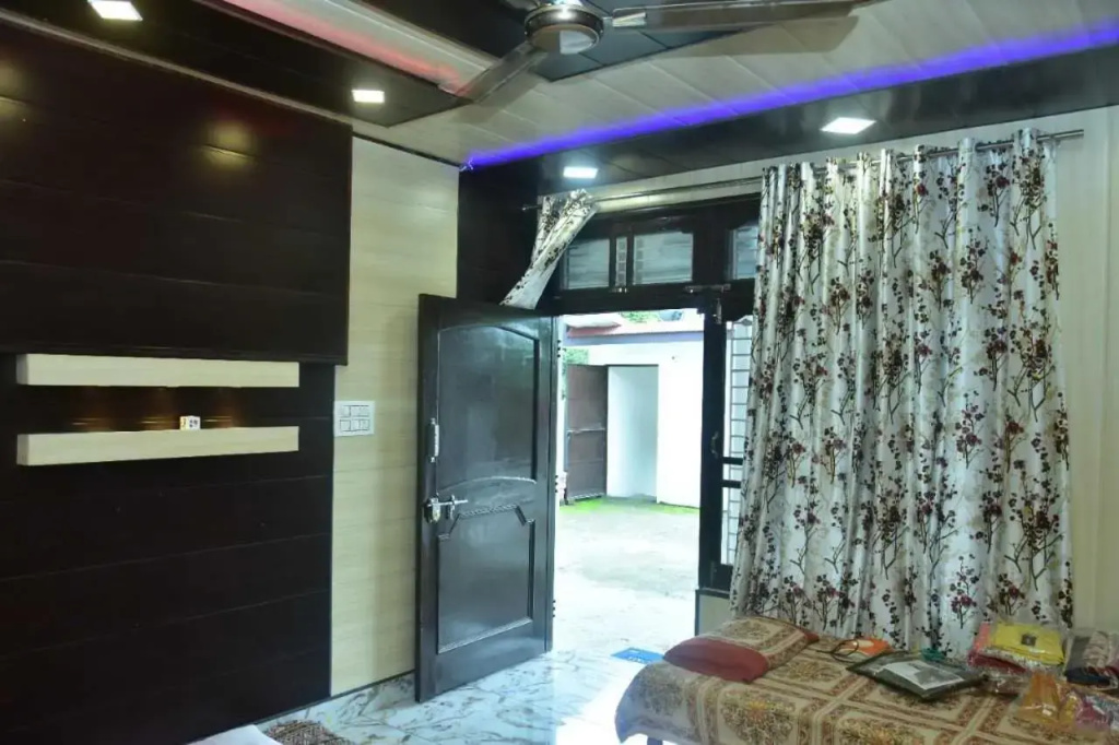 POP 92088 Neena''s Homestay