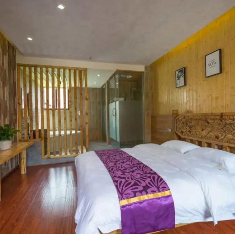Floral Hotel · Smiling in the Flowers Lugu