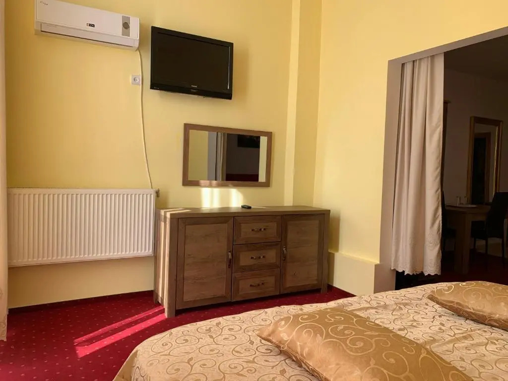 Hotel Rares