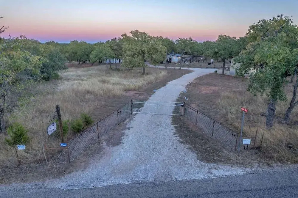The Vines Retreat, Hot-tubs, Game Room, 10-mins to Downtown!