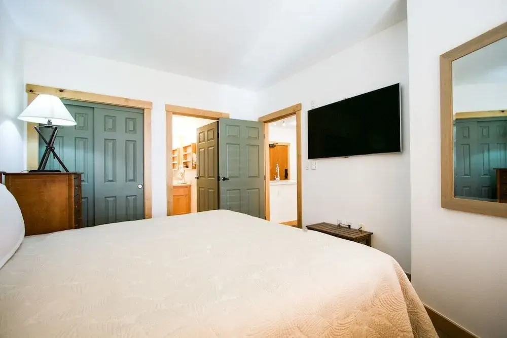 Sunstone 109 Remodeled Condo Great Complex Amenities with Ski-In Ski-Out by RedAwning