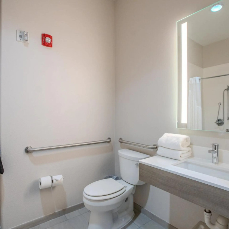 Holiday Inn Express & Suites Cleveland by IHG