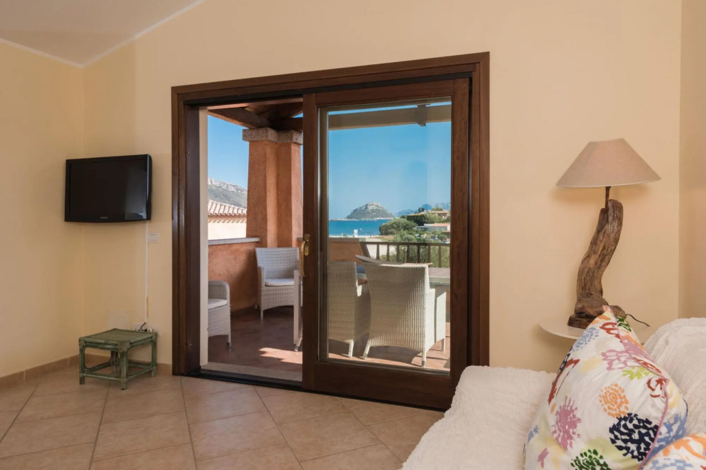 It has 2 bedrooms (one triple room with one double bed and one single, and one room with twin beds),-PERLACEA 32