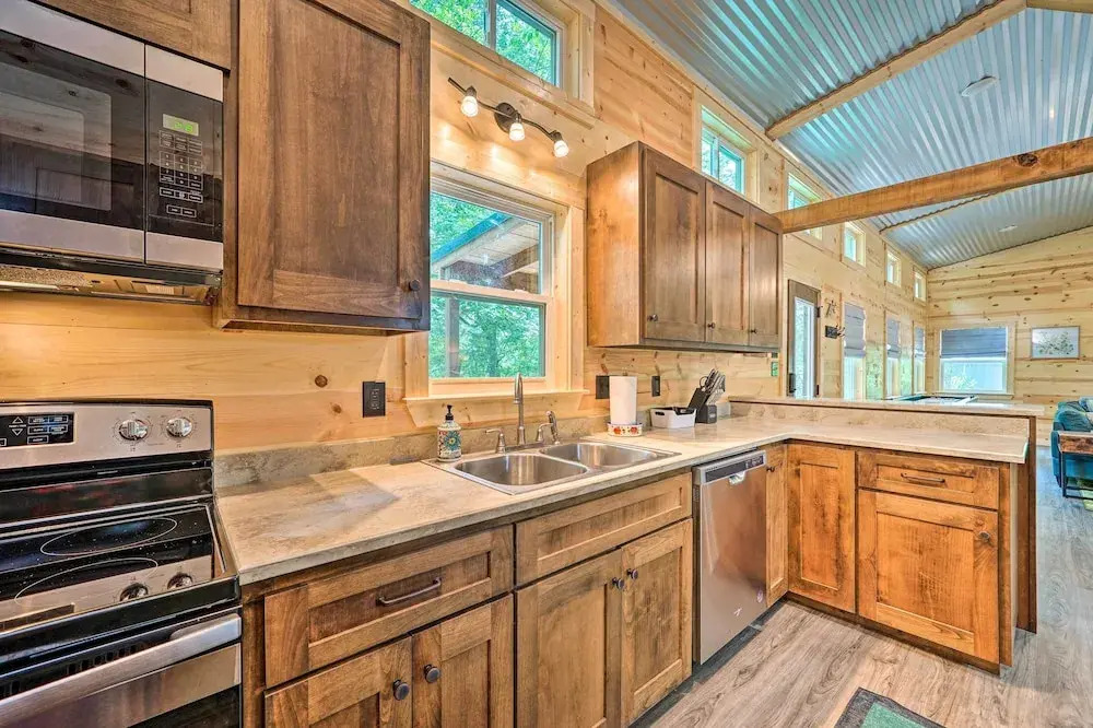 Stylish Cabin by Beavers Bend: Hot Tub & Fire Pit