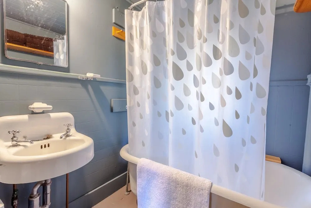 Chic Boothbay Harbor Studio Cabin by RedAwning