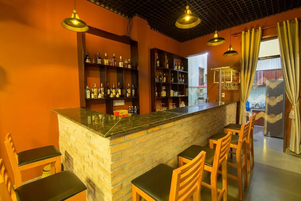 Au Lac Bar & Hostel