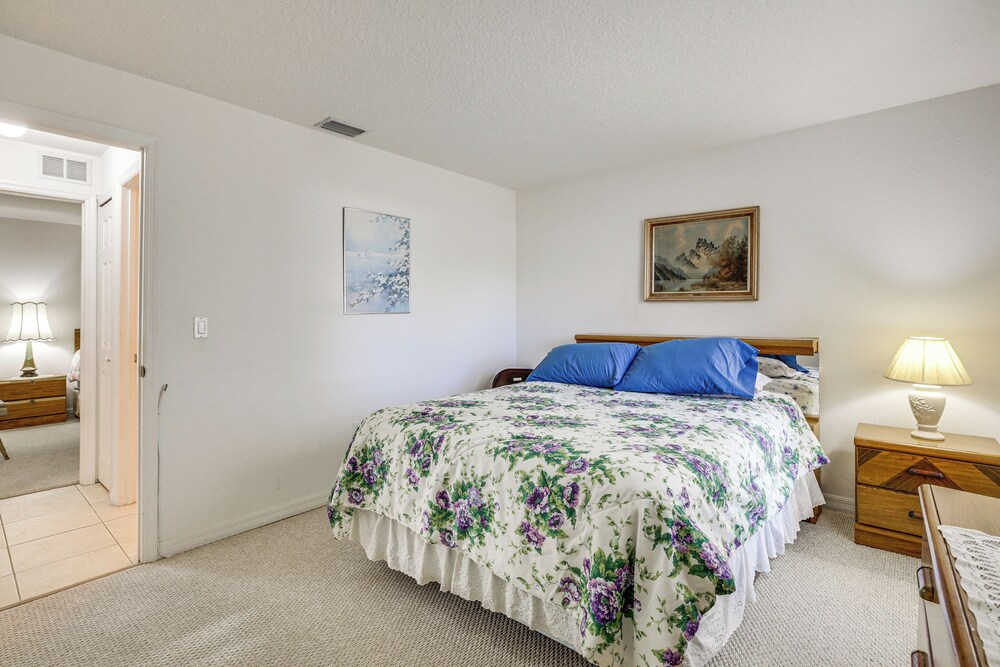 8 Mi to Sea! Snowbird Haven w/ Porch in Palm Coast