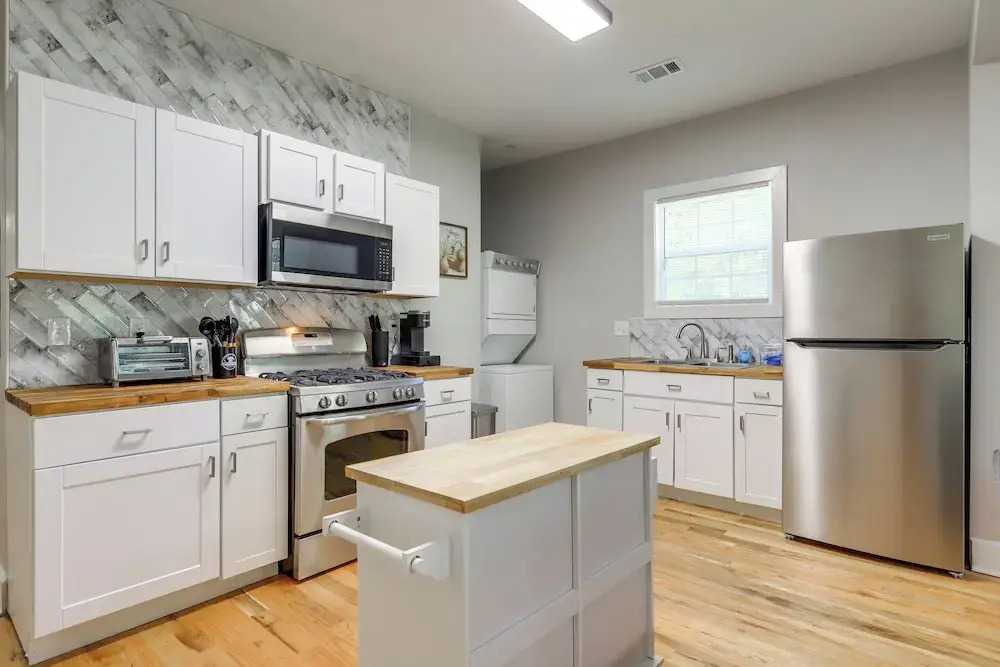 9 Mi to Dtwn Atl: Pet-friendly Apt w/ Yard