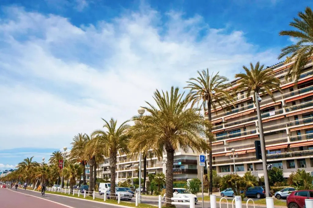 Like in a Boat , 2BR 2BA with big balcony in front of the sea