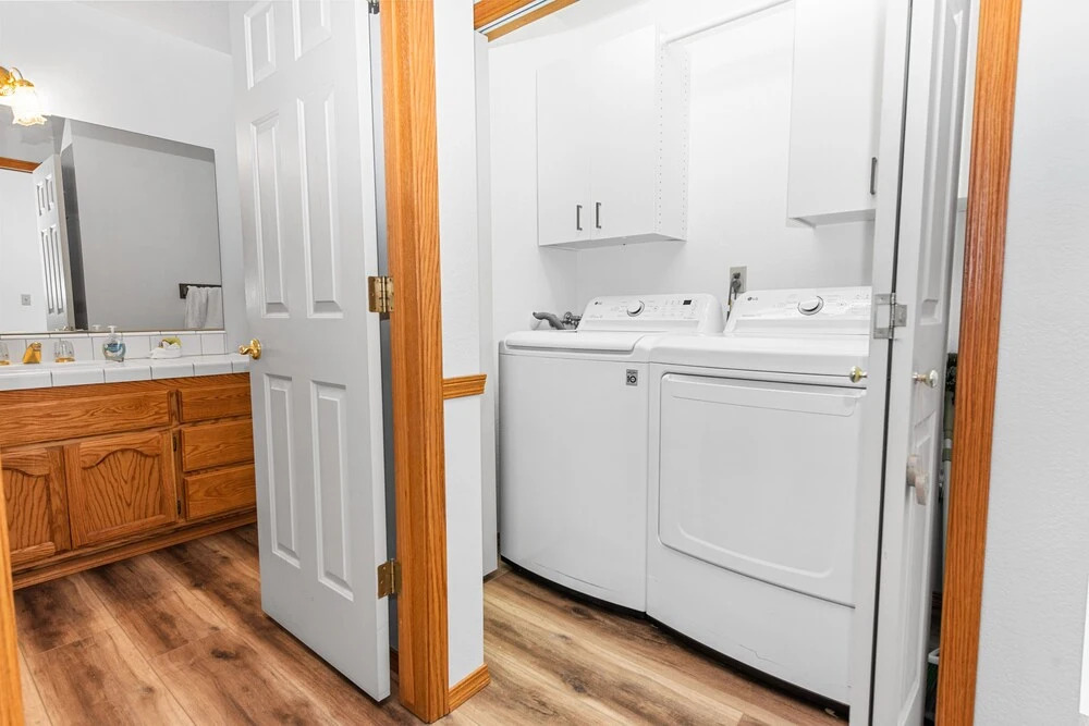 Sugarpaw Cottage - Very Private Cabin Nestled Amongst Towering Pines In This Cozy Mountain Home! 3 Bedroom Cabin