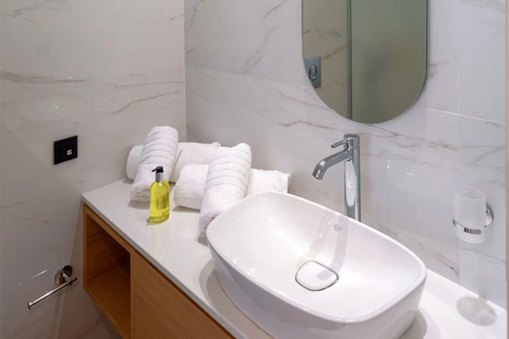 The City Hotel & Suites