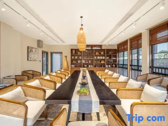 Chongqing Lewen Yard Hotel