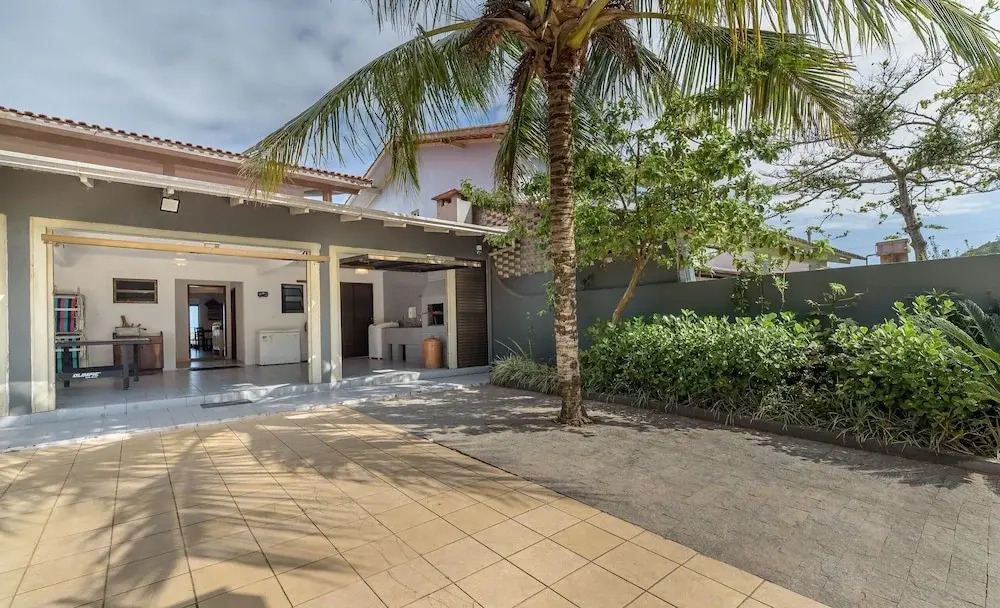 6BR Beachfront Home in Bombinhas Abm0101