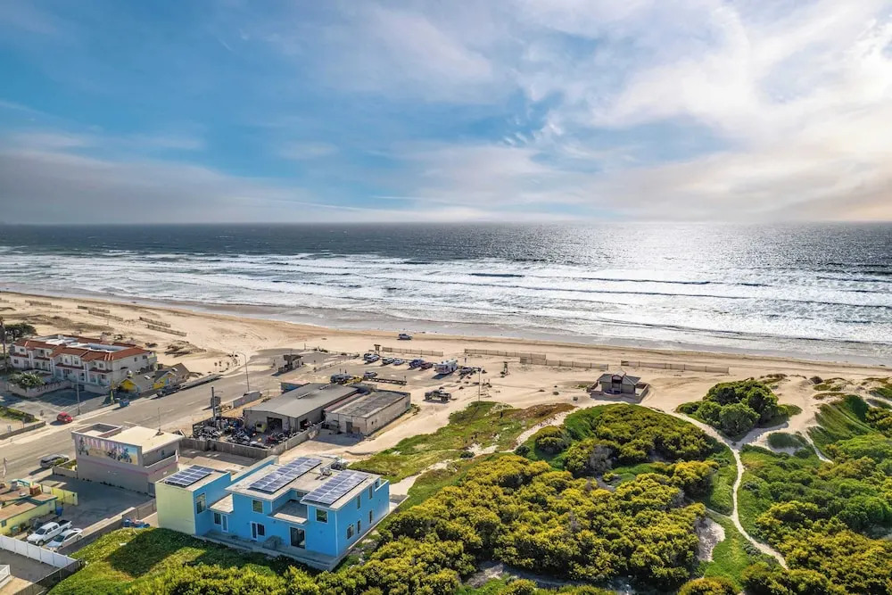 Beachfront 2BR w/ Deck, Views & Direct Sand Access Strand Way A