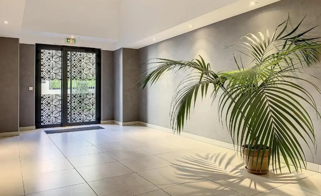 2br apartment with parking near Monaco
