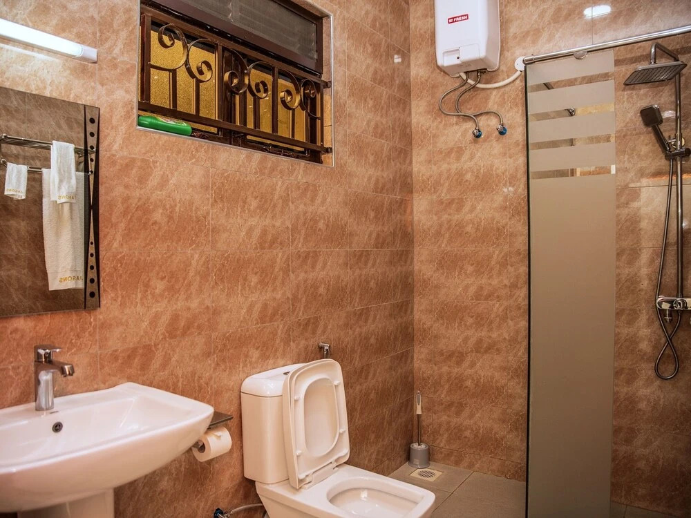 2 Bed - Sleeps 4 - Parking - 20 min to Airport