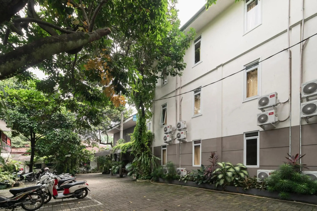 RedDoorz Plus near UPN Veteran Jakarta
