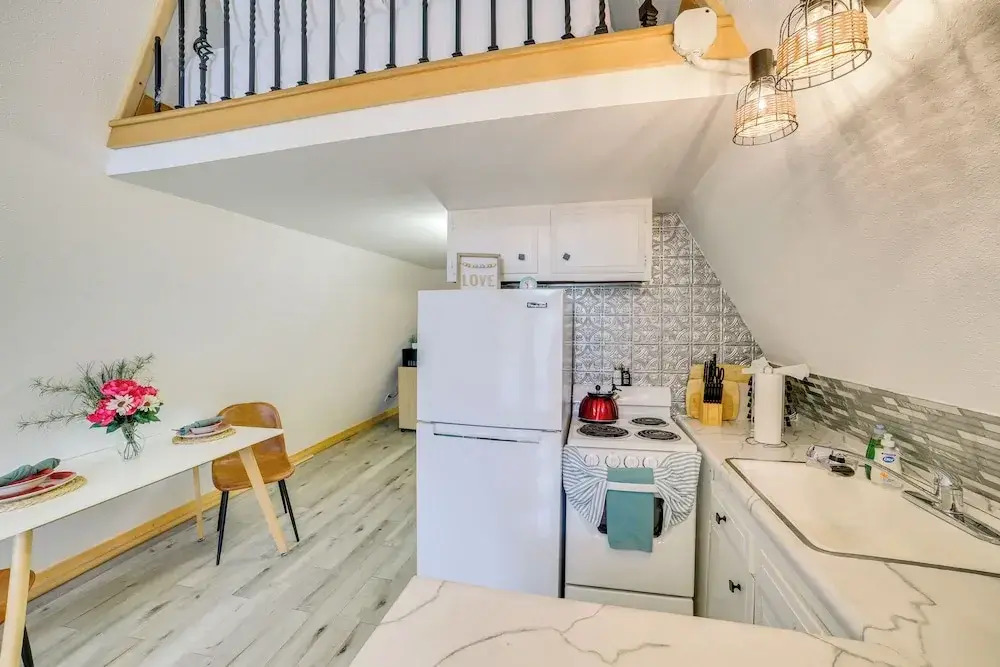 Cozy Cabin w/ Fire Pit: Walk to Lake Taneycomo!
