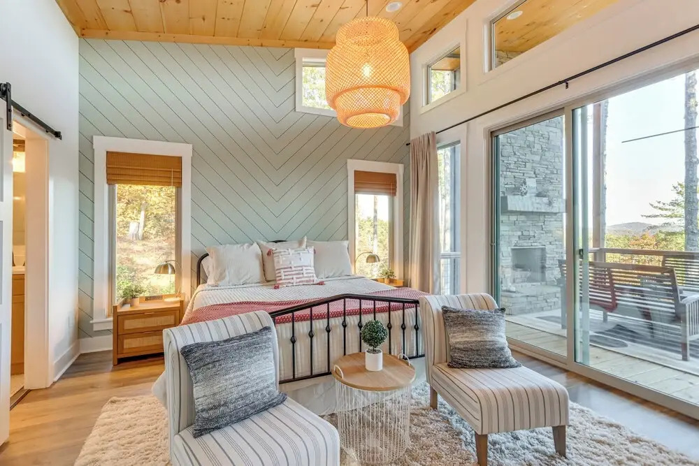 Modern Mtn Cabin w/ Deck & Views in Blue Ridge!